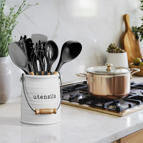 Barnyard Designs estilo farmhouse en la cocina para mejorar decoración y organización.