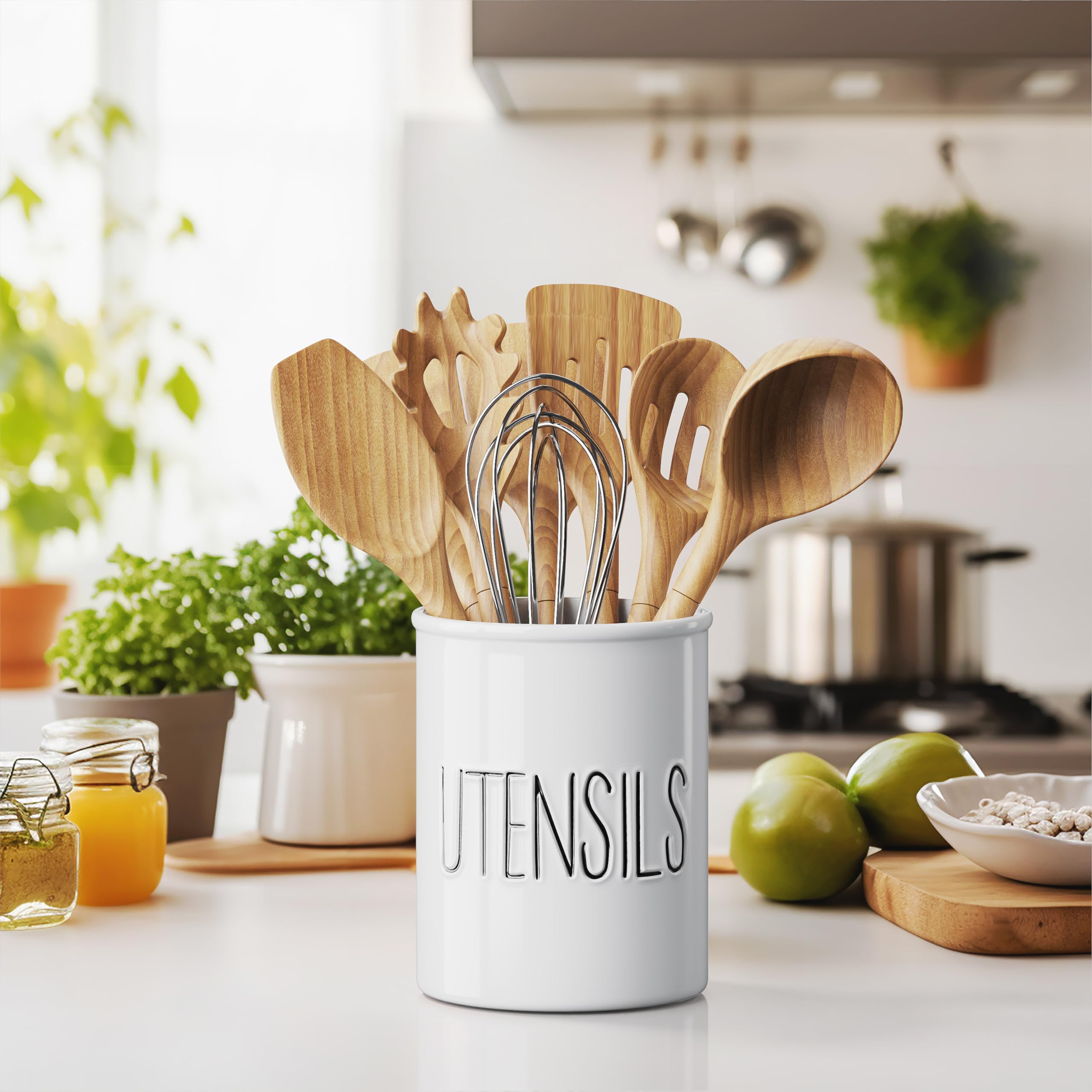 Porta utensilios Barnyard Designs blanco en encimera, perfecto para organización.