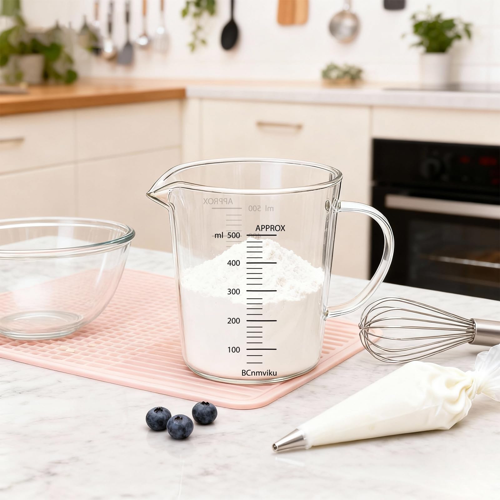 BCnmviku graduaciones grabadas en tazas, ml y oz para recetas variadas.