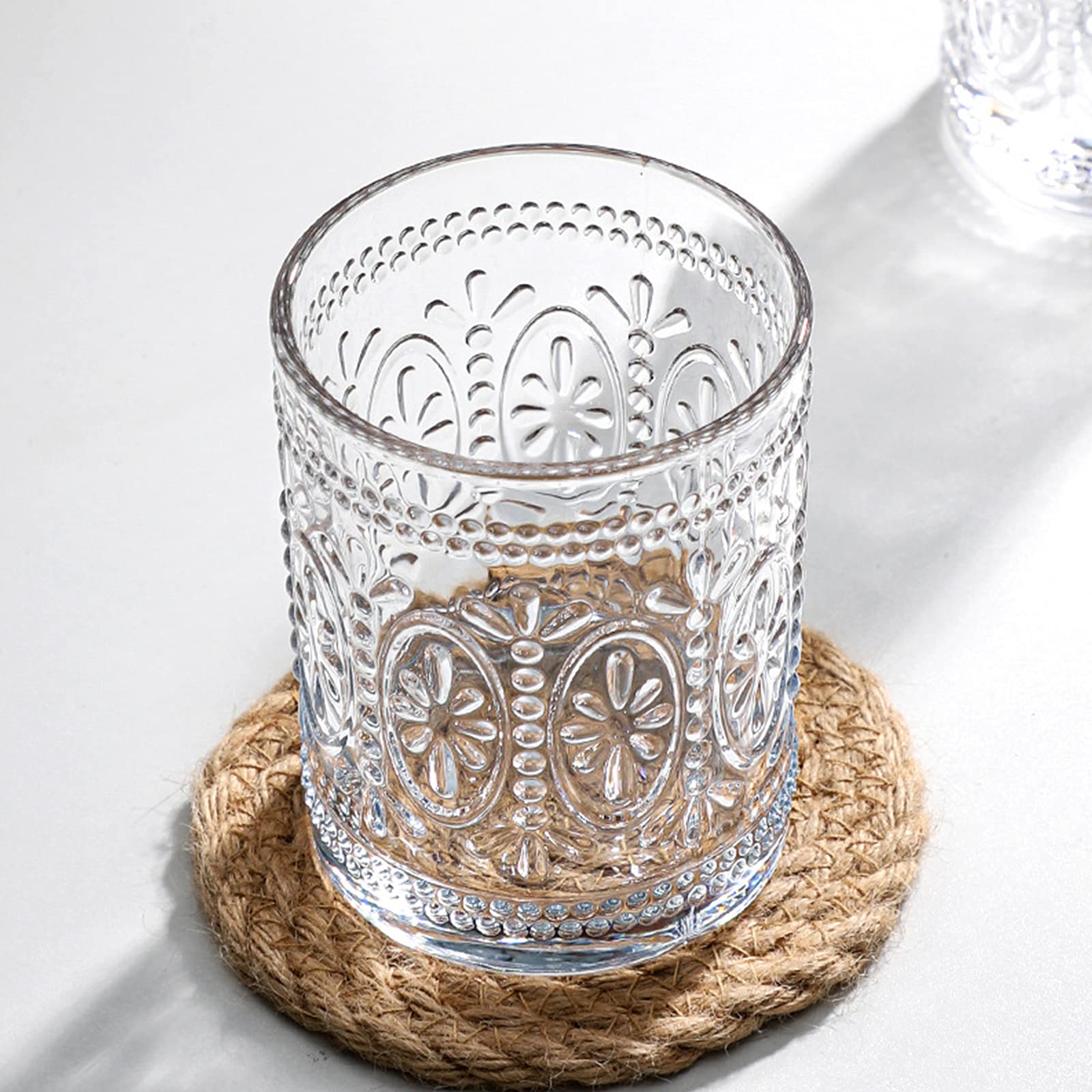 Vasos Bekith con textura retro que realzan la presentación.