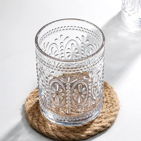 Vasos Bekith con textura retro que realzan la presentación.