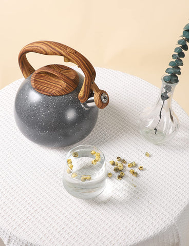Tetera BELANKO estrellada gris, vapor al hervir, ideal para bebidas calientes.