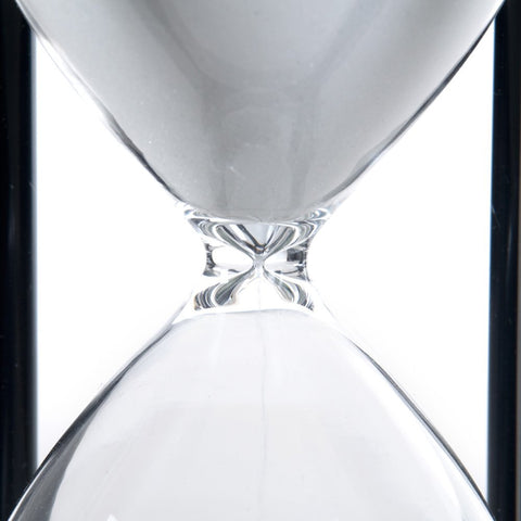 Bellaware detalle de cristal blanco, realza la estética minimalista del espacio.