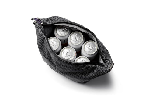 Bellroy Lite Cooler Caddy, diseño compacto, ideal para ajustar en mochilas.
