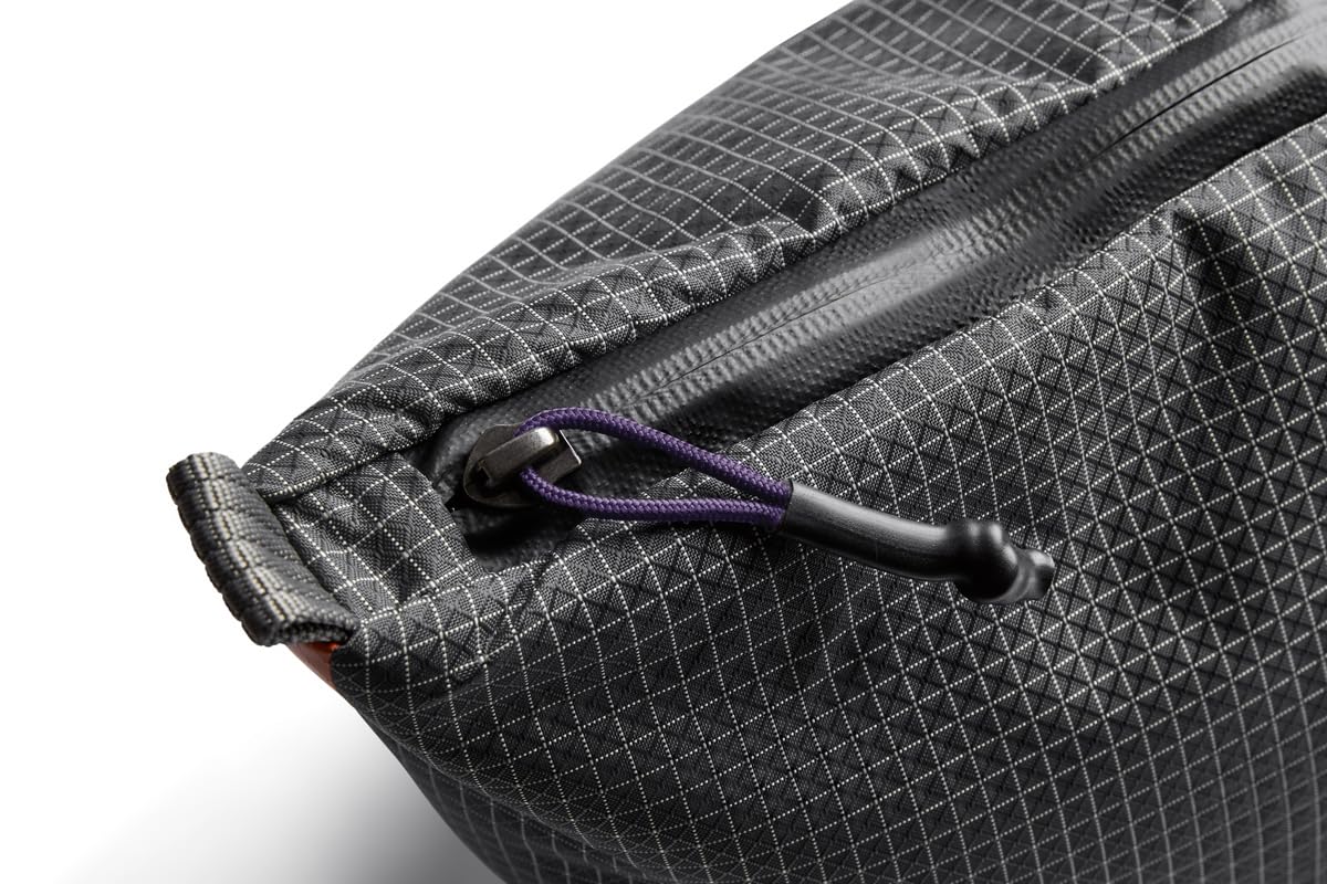 Bellroy Lite Cooler Caddy con gancho de liberación rápida para colgar.