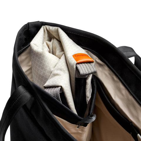 Bellroy Lite Cooler Caddy dimensiones 210x370x150mm, tamaño práctico para mochilas