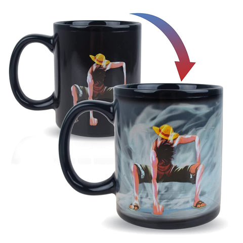 Taza BeneU Luffy cambia color al calor, ideal para café o té.