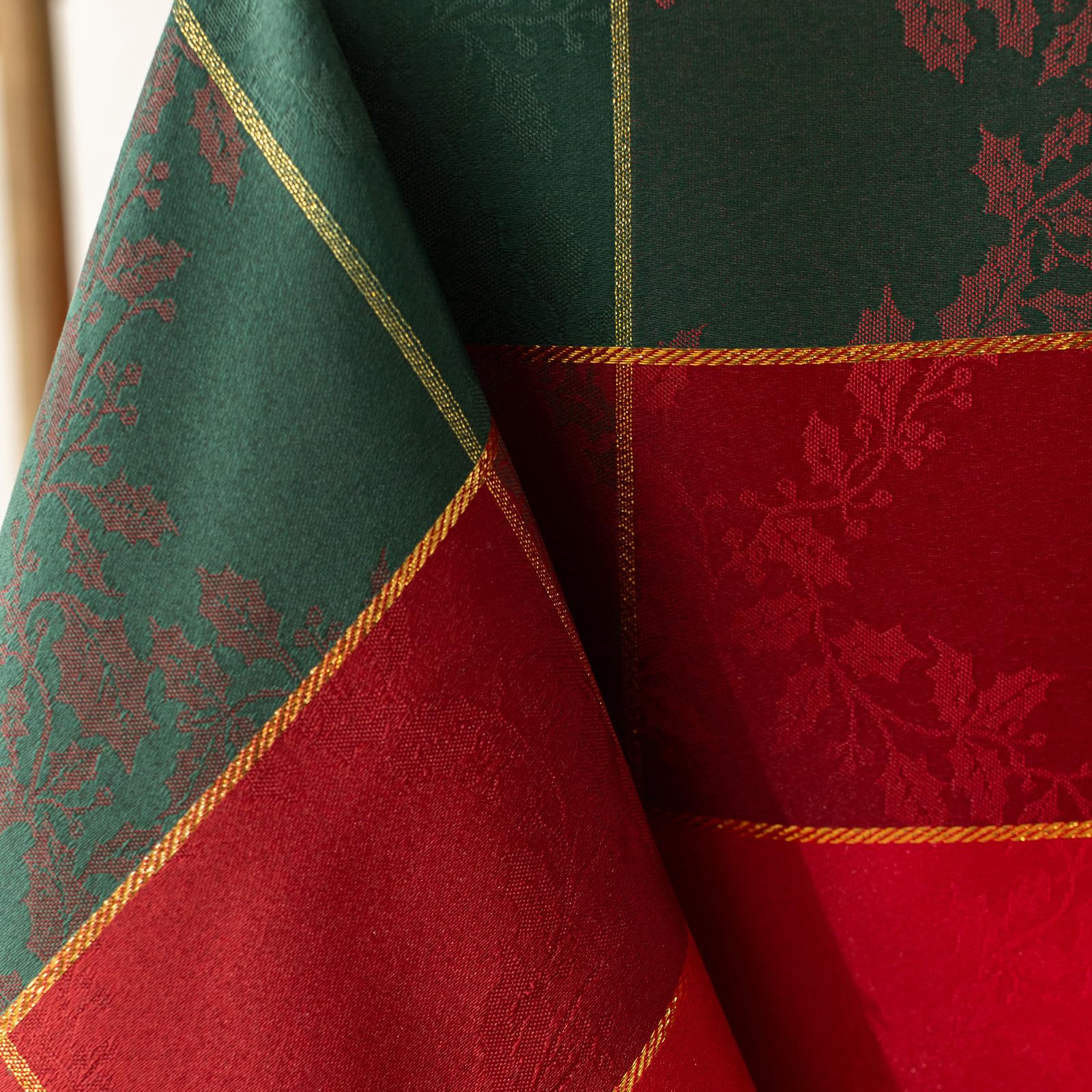 Detalle navideño en jacquard dorado de Benson Mills.