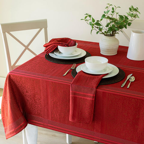 Detalle de diseño jacquard del mantel Ravenna en rojo