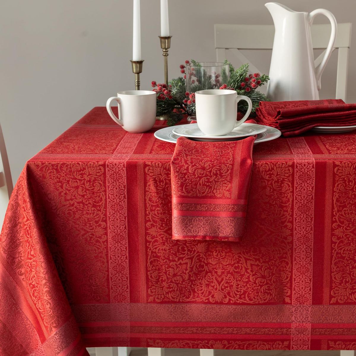 Mantel Benson Mills Ravenna jacquard rojo cubre la mesa con elegancia para uso diario