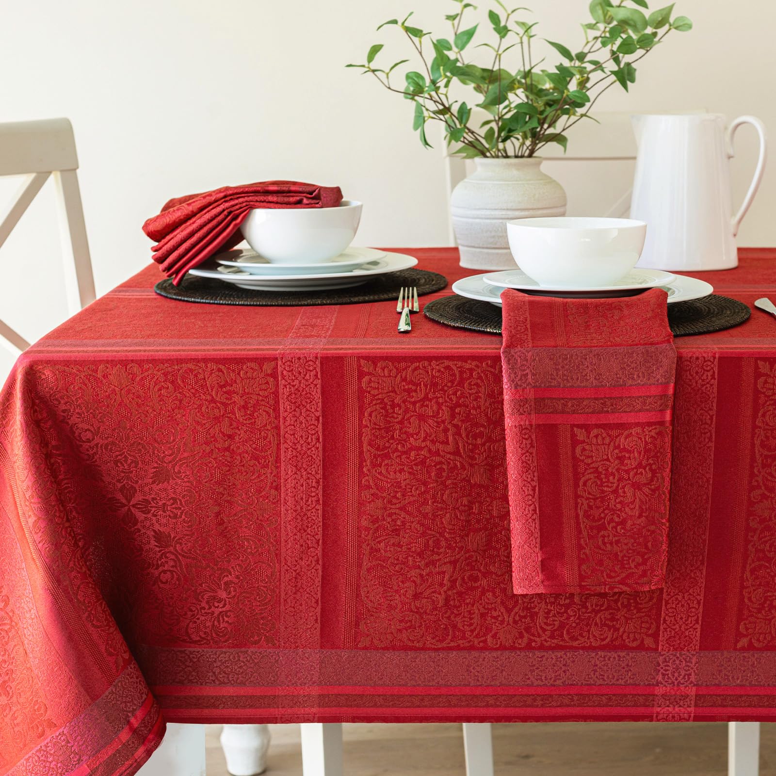 Mantel Benson Mills Ravenna jacquard rojo unifica mesa rectangular con esquinas definidas
