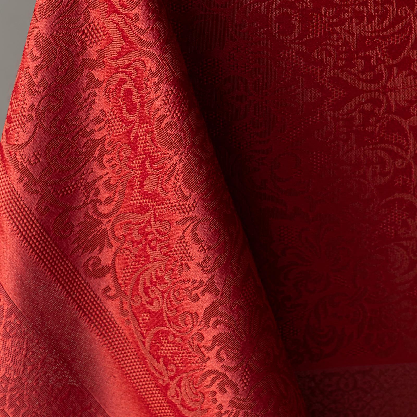 Mantel para fiestas Ravenna con diseño jacquard.