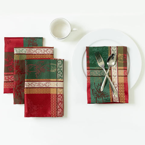 Benson Mills servilletas Legado Navideño con motivos de acebo para la mesa festiva.