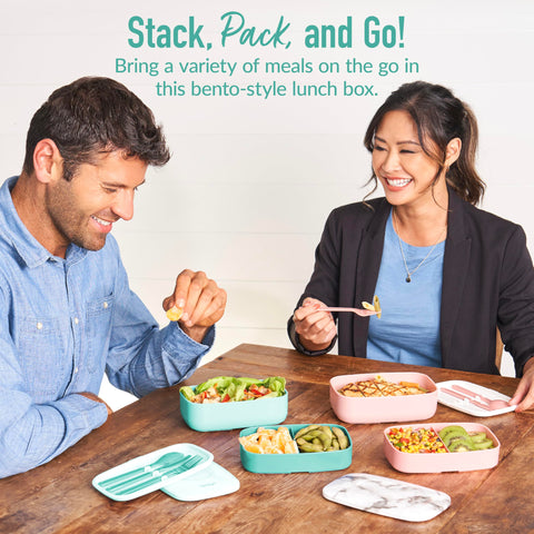 Bentgo Classic incluye utensilios integrados para comer al instante.
