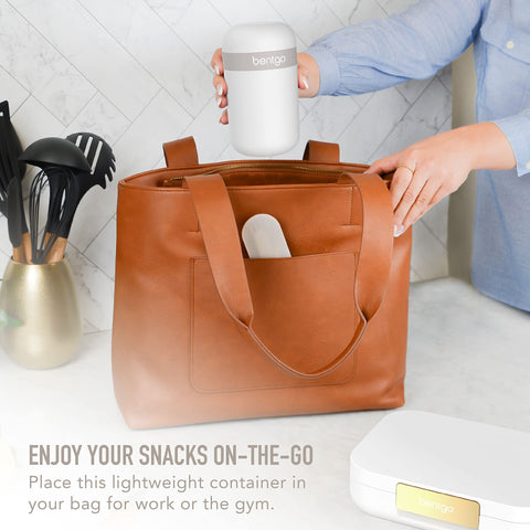 Bentgo Snack Cup mostrando el compartimento de coberturas para toppings