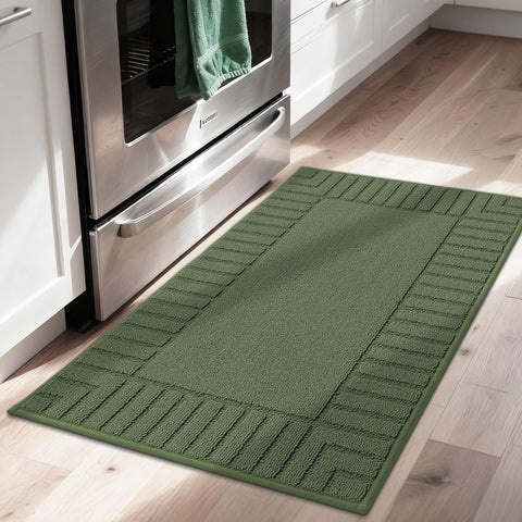 Alfombra BEQHAUSE verde, diseño que complementa la decoración de la cocina.