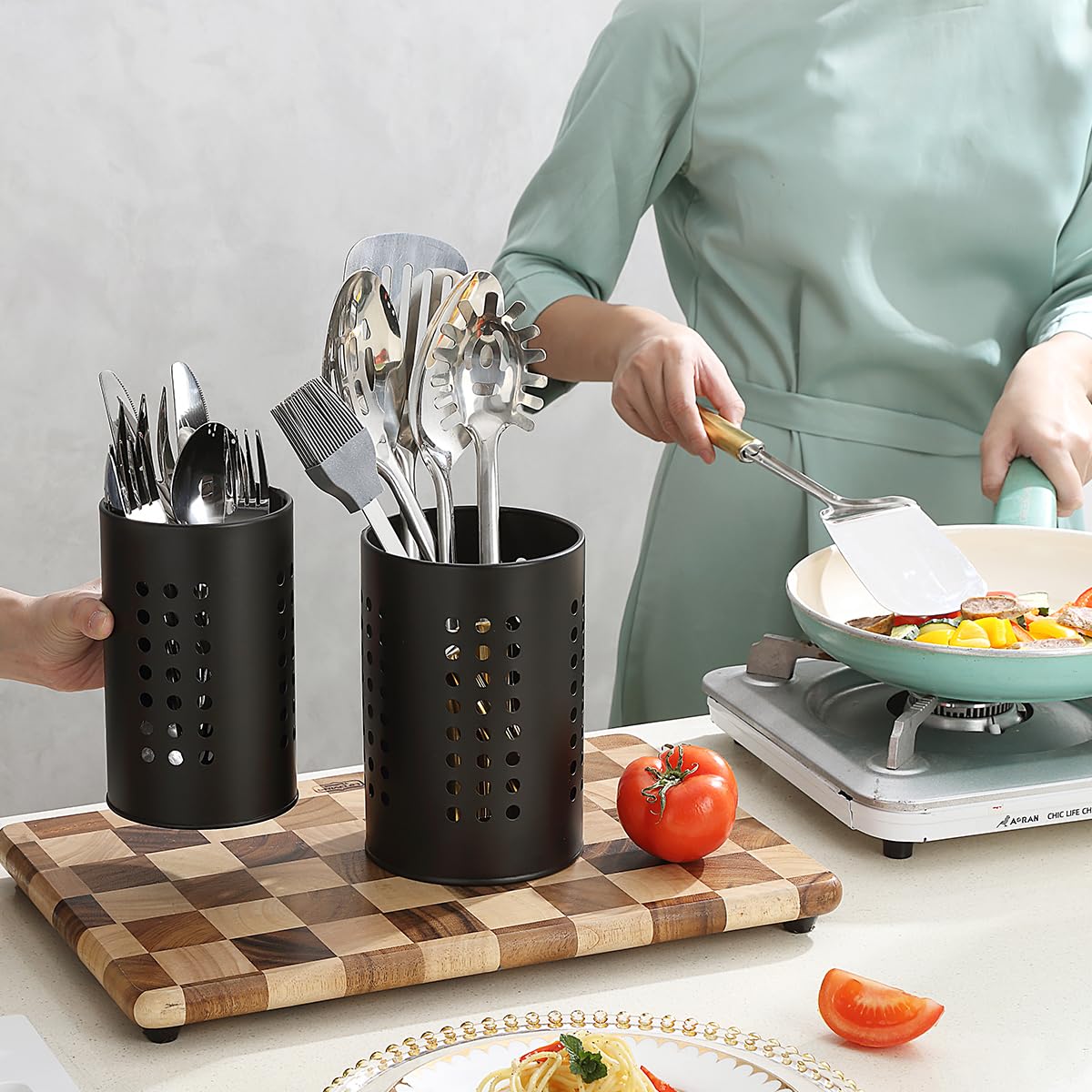 Superficie de acero inoxidable negro Berglander, duradera y fácil de limpiar en la encimera.