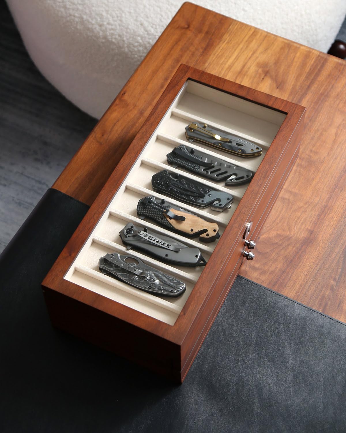 Besforu ventana de vidrio real muestra cuchillos con claridad.