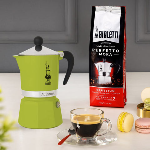 Cafetera Bialetti Arcoiris verde desde atrás, diseño colorido para el hogar
