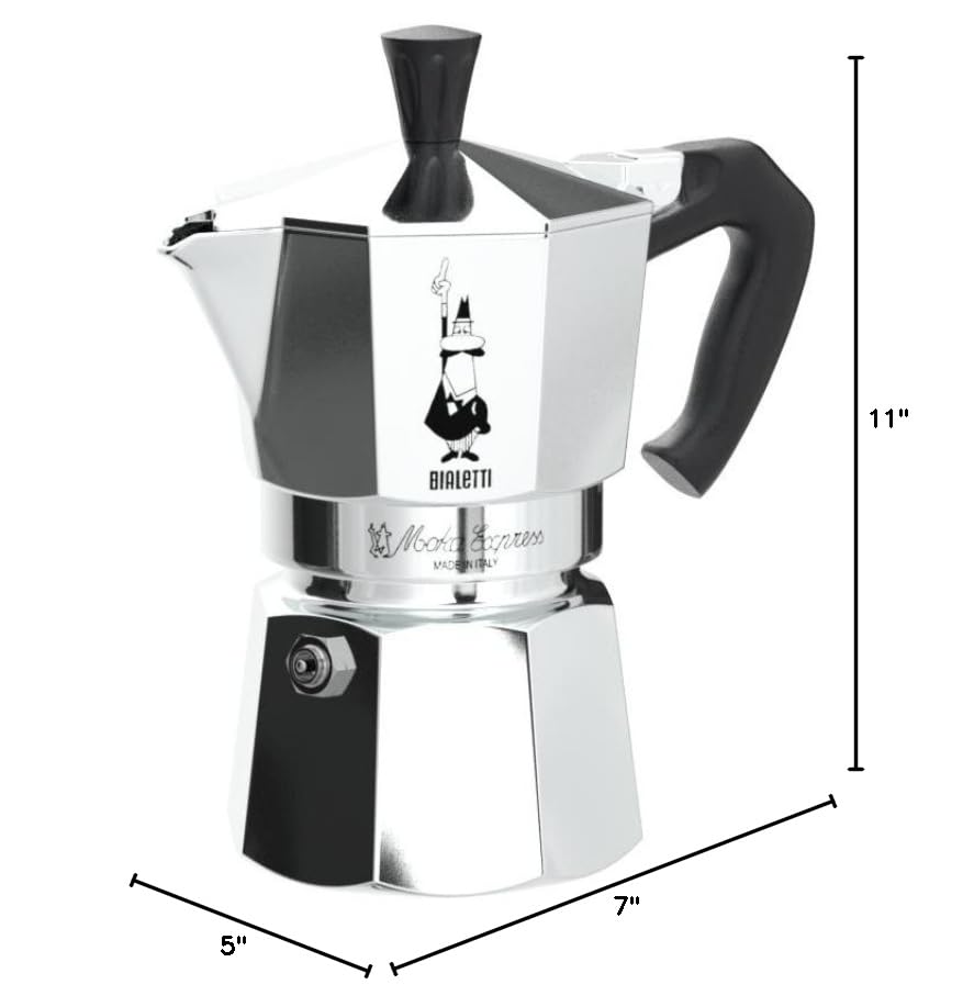 Moka Express sobre la cocina de gas, preparación rápida de café.