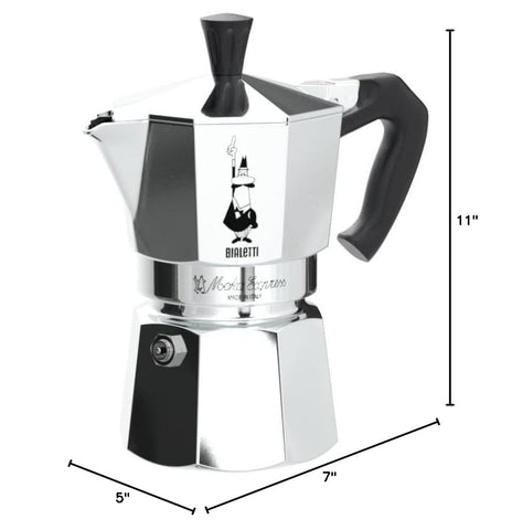 Moka Express sobre la cocina de gas, preparación rápida de café.