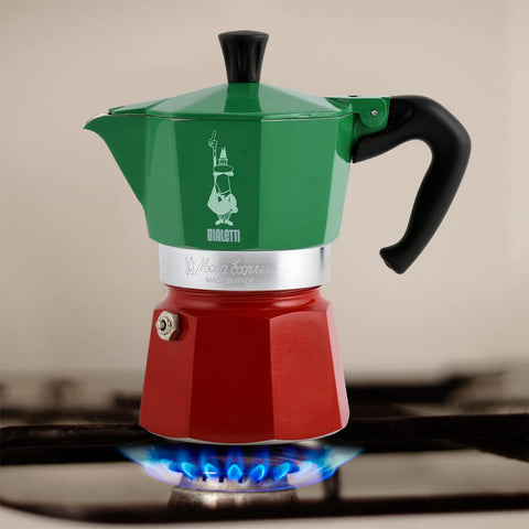 Moka Express sobre cocina de gas para aroma intenso