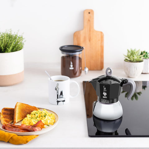 Logotipo icónico de Bialetti con bigote y símbolo de calidad