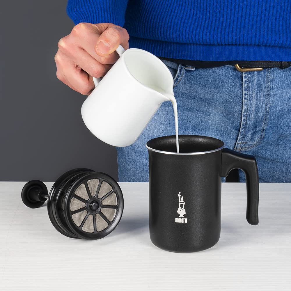 Inserto de malla doble en Tutto Crema para espumar rápido y suave.
