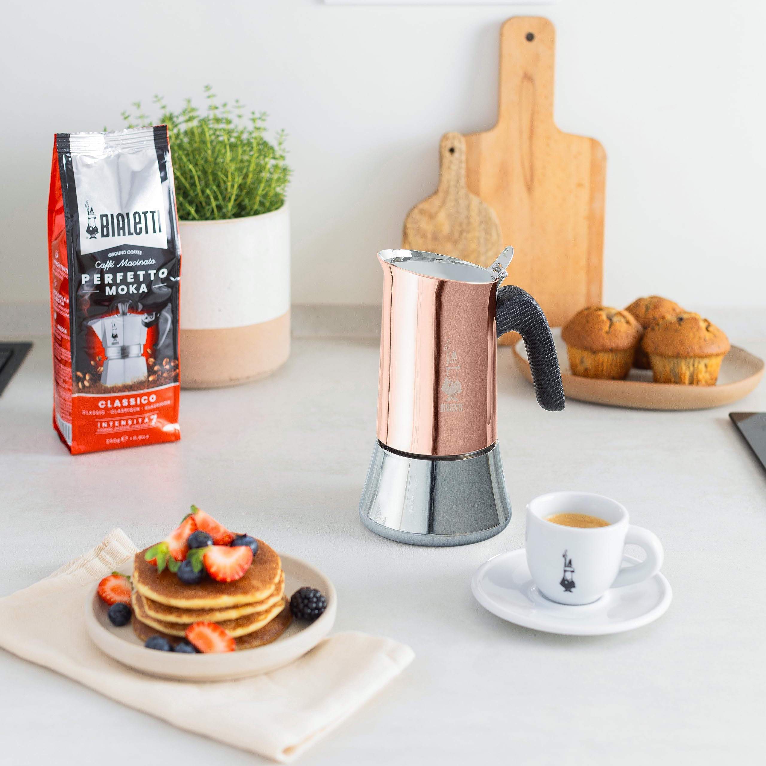Bialetti Venus Bronze, detalle de diseno elegante en color bronce para cocina con estilo.