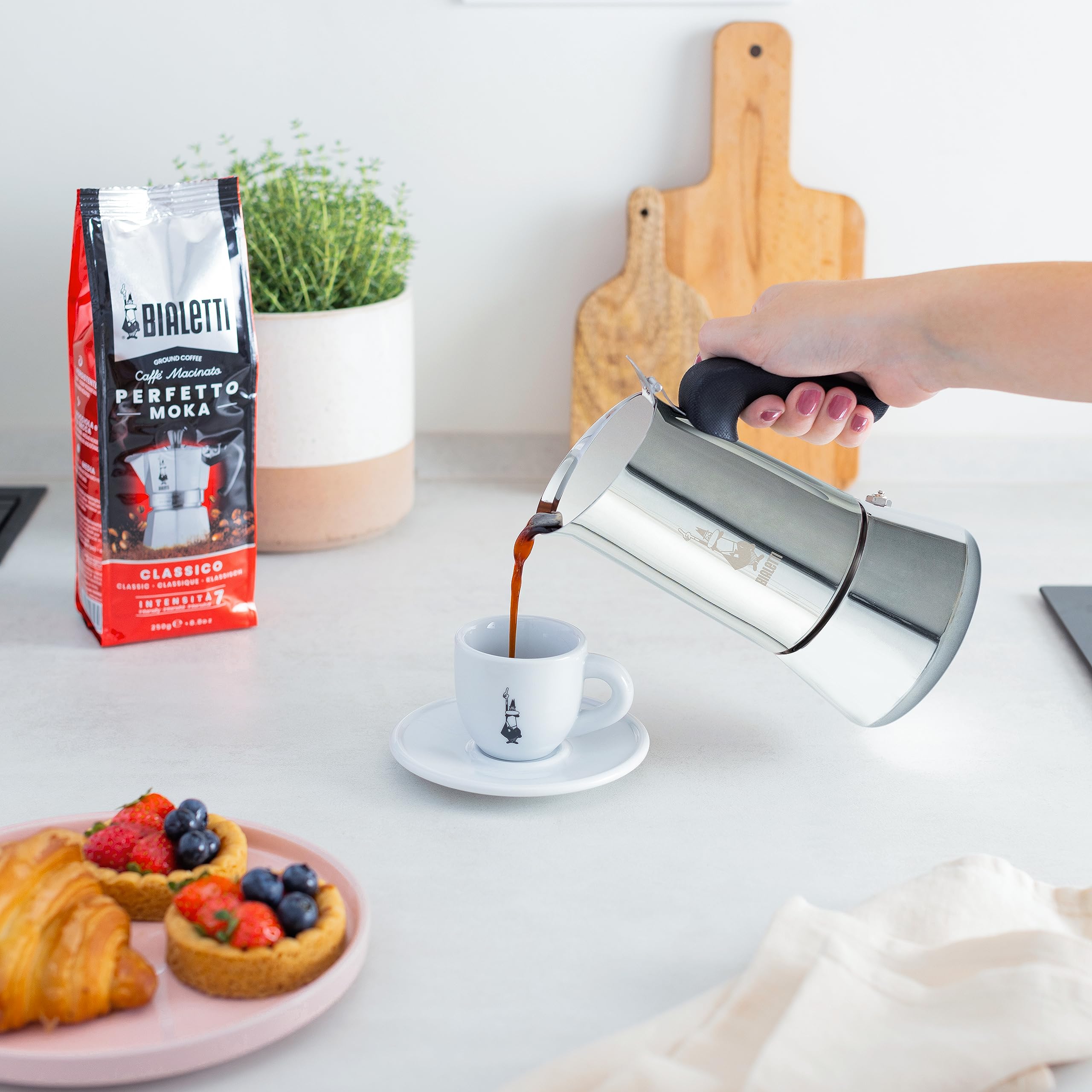 Bialetti Venus, café expreso servido en taza, sabor rico y aromático.