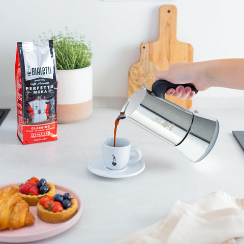 Bialetti Venus, café expreso servido en taza, sabor rico y aromático.