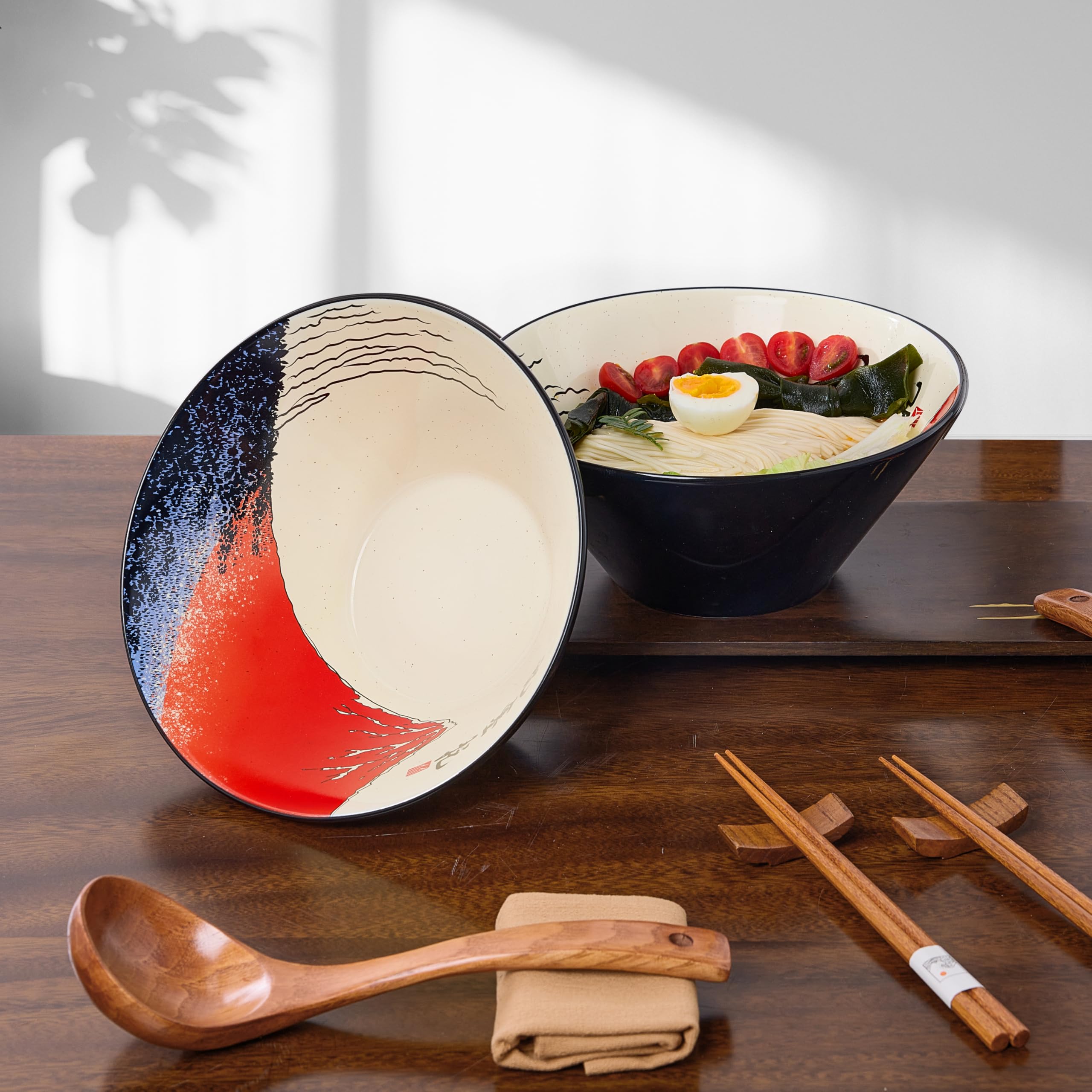 Detalle del diseño Red Fuji realza la mesa con elegancia