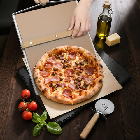Transporte seguro de pizza con Biconimi, traslado sin deslizamiento accidental.