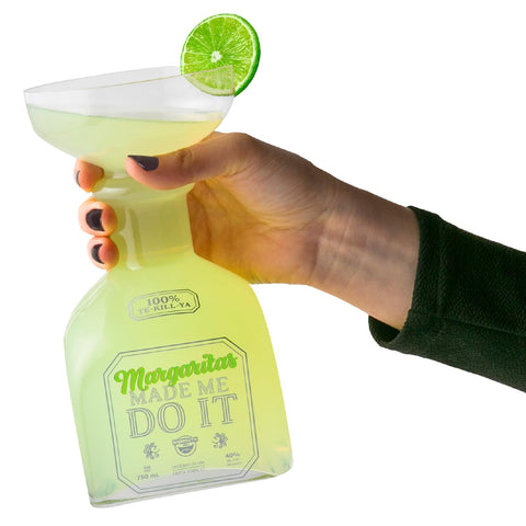 Jarra Margarita BigMouth Inc con botella de tequila, ideal para fiestas y porciones grandes.