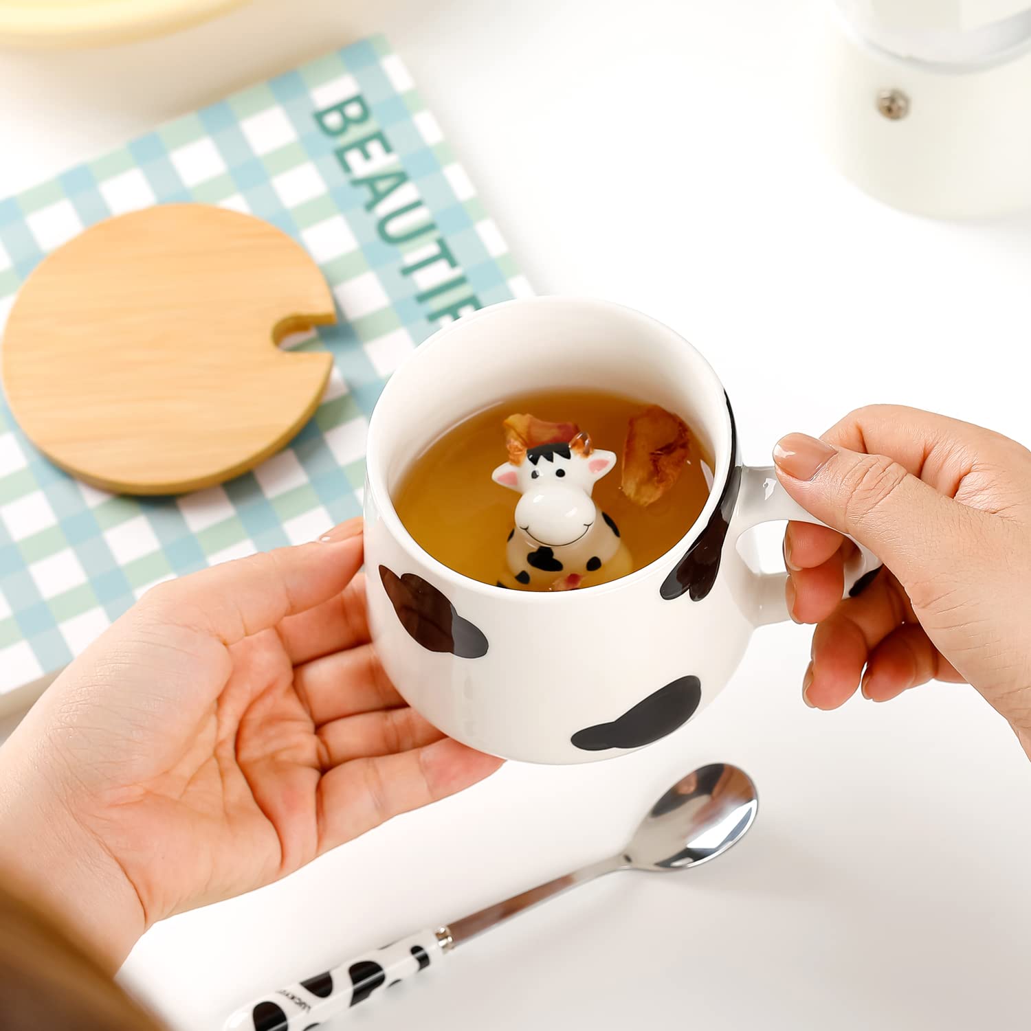 BigNoseDeer Taza con estilo anime añade personalidad a tu escritorio.