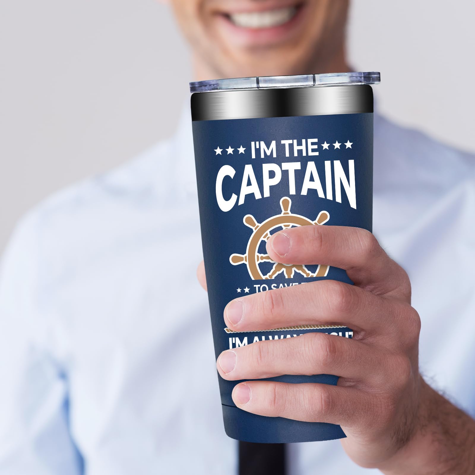 Birgilt tumbler capitan 20oz, en mano, ideal para mar.