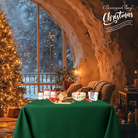 Ambiente de comedor con mantel Biscaynebay verde bosque.