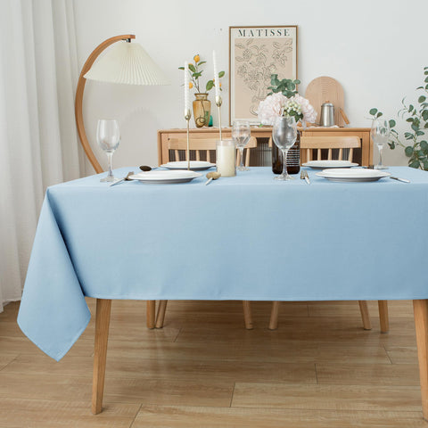 Mantel Biscaynebay con caída y textura lujosa en mesa.