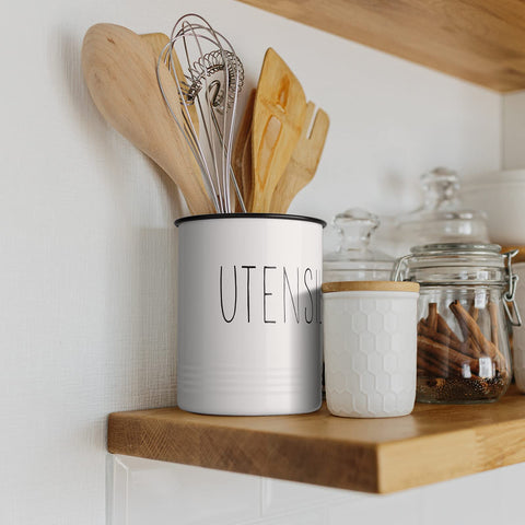 Detalle texto utensil en Bivvclaz, borde negro elegante