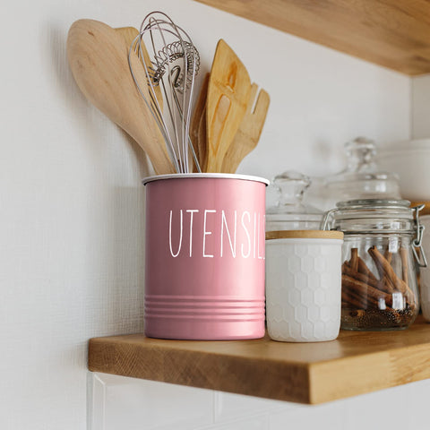 Bivvclaz porta-utensilios rosa, diseño vintage que complementa cocinas clásicas.