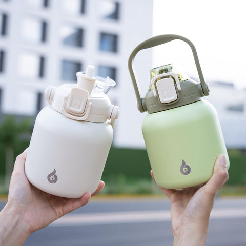 Botella BJPKPK verde claro en uso diario, ideal para gimnasio y caminatas.