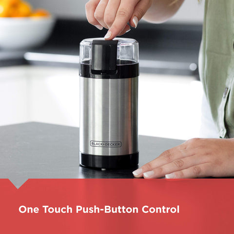 BLACK+DECKER tamaño comparativo junto a taza para visualizar dimensiones reales