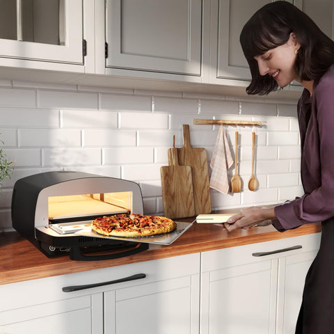 Horno Blatomic, pizza lista para servir con queso dorado y bordes perfeccionados.