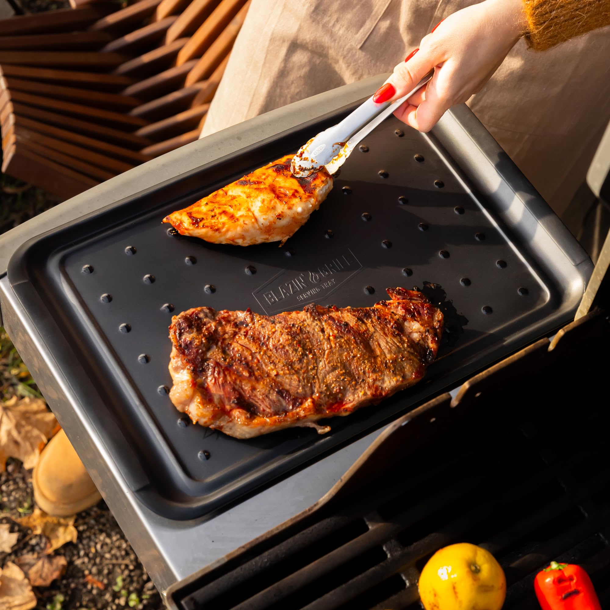 BLAZIN' GRILL conjunto 2 en 1 para preparación y servicio al aire libre.