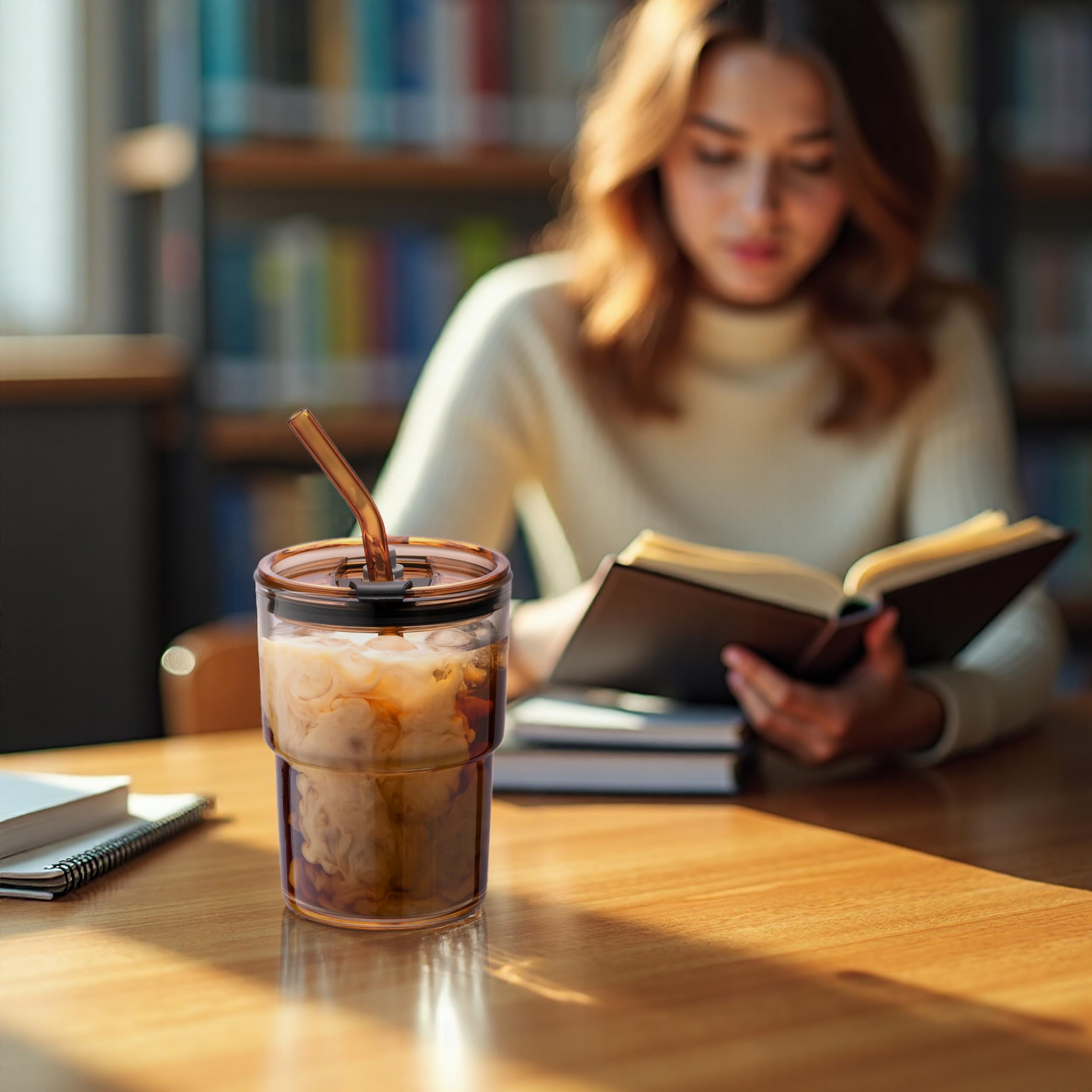 BLUEPOLAR vaso de vidrio ámbar, diseño ergonómico para un agarre cómodo.