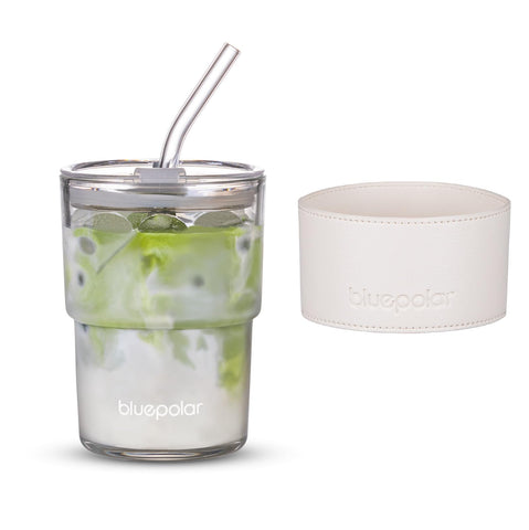 Vaso de cristal BLUEPOLAR 13oz con tapa y pajilla, perfecto para bebidas frías y calientes.