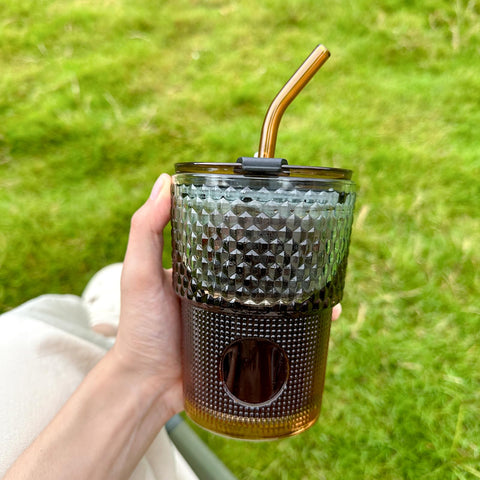 Manos sosteniendo vaso BLUEPOLAR, superficie exterior cómoda al tacto
