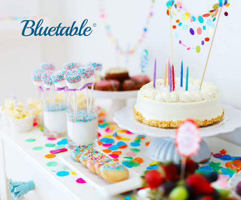 Paquete Bluetable de 12 manteles desechables para varias mesas.
