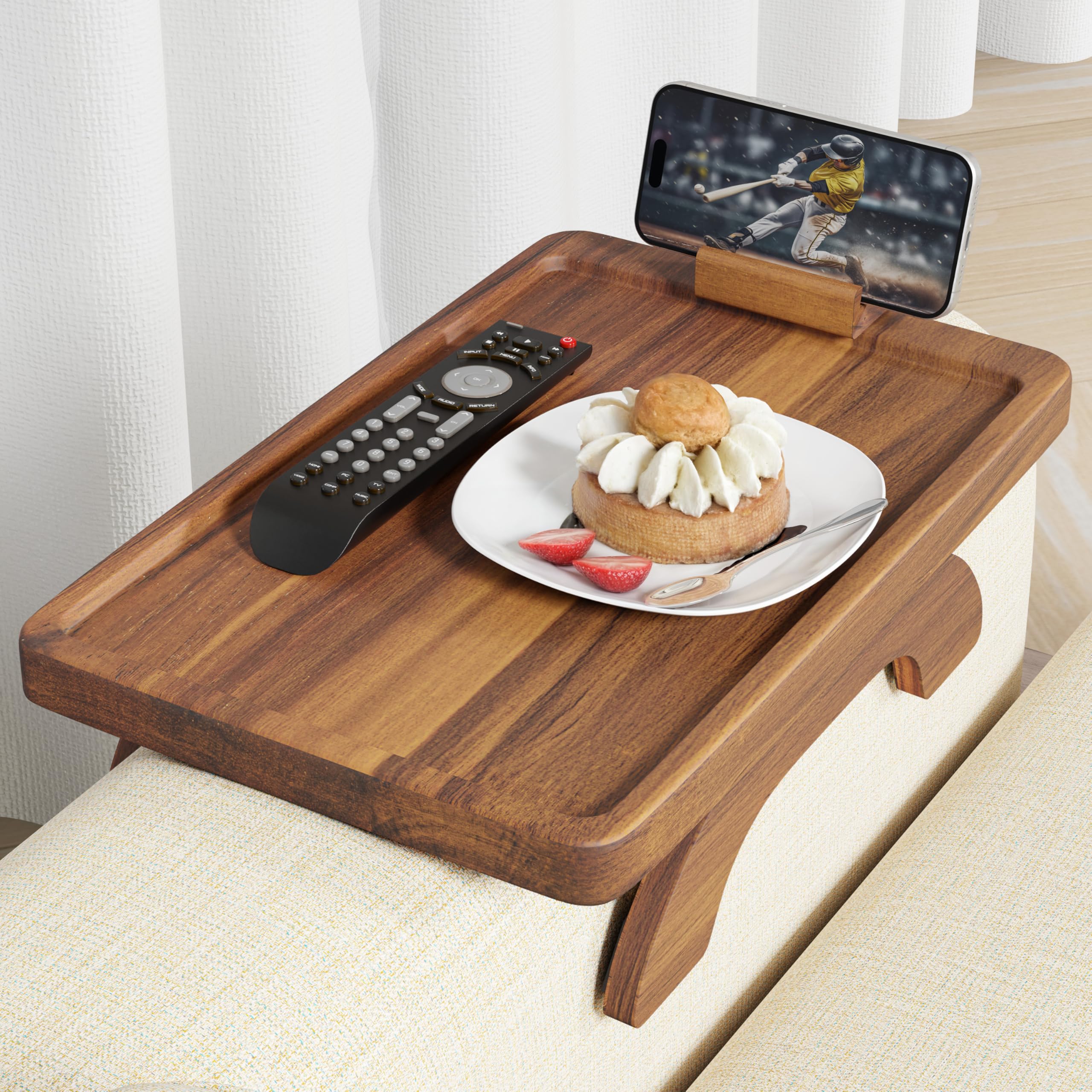 BLUEWEST bandeja reposabrazos sofá madera acacia primer plano, acabado natural para uso cotidiano.