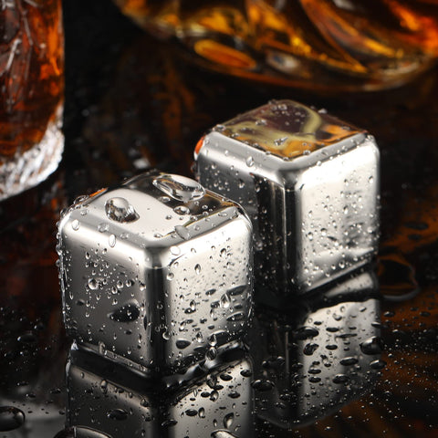 Boenkush piedras whisky en vaso de cristal, listo para disfrutar bebidas frías.